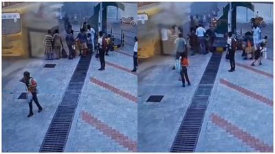 வேளச்சேரி பாணியில் குன்றத்தூர் பள்ளி வேனில் புகை.. கன நொடியில் தப்பிய குழந்தைகள்.. அரசுக்கு கோரிக்கை