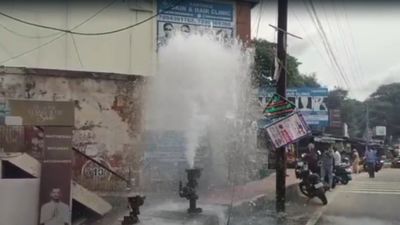 ஒகேனக்கல் கூட்டு குடிநீர் குழாய் உடைப்பு! உயிரை பணயம் வைத்து தண்ணீரை சரி செய்த ஓசூர் பிளம்பர்! 