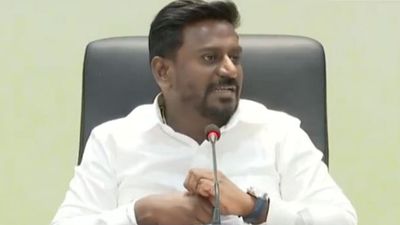 சாலை என்பது போராடுவதற்கு இடம் கிடையாது.. மாணவர்களை கைது செய்வது ஏன்? ராஜ்மோகன் கொடுத்த விளக்கம்!