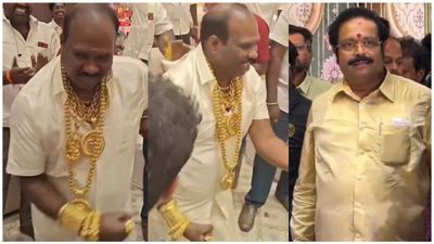 வேலூரில் கிலோ கணக்கில் தங்க நகையுடன் நடனமாடிய வேல்முருகன் யார் தெரியுமா? சொத்து மதிப்பு தெரியுமா?