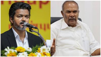 அதிமுகவை தவெக சின்னாபின்னமாக்கி வருவதன் பின்னணி.. அப்பாவு வெளியிட்ட அதிரடி பதிவு 