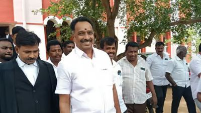 ரூ. 100 கோடி நில மோசடி வழக்கு.. ஆஜரான எம்.ஆர். விஜயபாஸ்கர்.. கரூர் நீதிமன்றம் பிறப்பித்த உத்தரவு