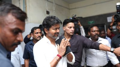 கரூரில் 32 பேருக்கு அரசுப் பணி.. விஜய்யின் முடிவுக்கு டிஎன்பிஎஸ்சி தேர்வர்கள் கடும் எதிர்ப்பு
