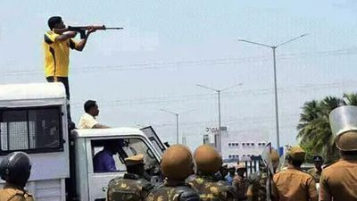 மஞ்சள் டீசர்ட், கையில் துப்பாக்கி! தமிழகத்தை உலுக்கிய ஸ்டெர்லைட் துப்பாக்கிச்சூடு! காவலர் ராஜா மரணம்