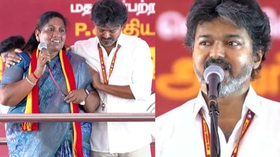 தாராபுரத்தில் விரட்டியடிப்பதால்.. வேட்பாளரை விட்டு அழ வைத்து பிரச்சாரம்- நெட்டிசன்கள் கிண்டல்