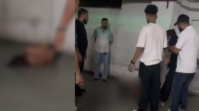 ஆடையின்றி நிர்வாணமாக கிடந்த இளம்பெண்.. நைட் கிளப்பில் பவுன்சர்கள் செய்த செயல்.. ஷாக் வீடியோ