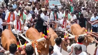 விஜய்க்கு மாட்டு வண்டி ஓட்டியவர் தேடப்படும் குற்றவாளி? FIRக்கு பின் தவெக அரசு மிரட்டி ஓட்ட வைத்தது?