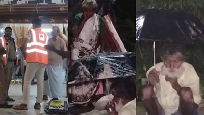 நட்புக்காக! மீசக்கார நண்பா.. கார் மோதி இறந்த நண்பரின் சடலத்திற்கு குடை பிடித்து கலங்க வைத்த முதியவர்