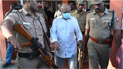 ஜெம் வீரமணி வழக்கில்.. போலீஸ் அதிரடி ஆக்ஷன்! 5 பேருக்கு எதிராக லுக் அவுட் நோட்டீஸ் 
