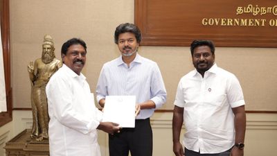 முதல்வர் விஜய்யை சந்தித்த தமிழ்நாடு இயல், இசை, நாடக மன்றத் தலைவர் புஷ்பவனம் குப்புசாமி! யார் இவர்?