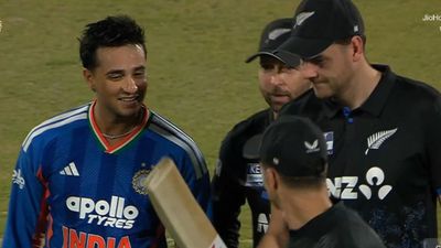 అభిషేక్ శర్మ బ్యాట్‌లో స్ప్రింగ్.. ఆనాటి సీన్ రిపీట్! వీడియో