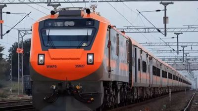 హైదరాబాద్ కు అమృత్ భారత్ రైళ్లు- ఏపీలో హాల్ట్ స్టేషన్లు..!!