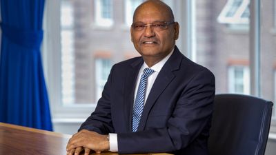 పుత్రశోకంలోనూ వీడని దాతృత్వం: చివరి కోరిక కోసం రూ. 25,000 కోట్లు దానం!