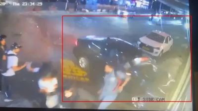 షాకింగ్ వీడియో: మద్యం మత్తులో డ్రైవర్.. జనాలపైకి దూసుకెళ్లిన కారు..