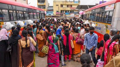 వావ్.. పురుషులకూ ఫ్రీ బస్- AIADMK మేనిఫెస్టో