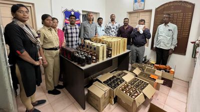 మనల్ని ఎవడ్రా ఆపేది.. కట్ చేస్తే 261 లిక్కర్ బాటిళ్లు సీజ్