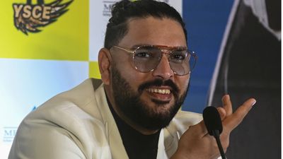 అమ్మాయిని హగ్ చేసుకుంటే తప్పా? పాత వివాదంపై యువీ క్లారిటీ!