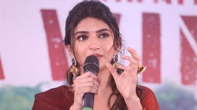 ఏంట్రా బాబు..సొంత పెళ్లాన్ని అడినట్టు అడిగావ్ 