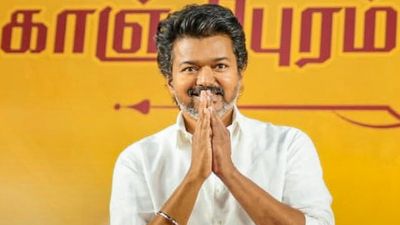 త్రిష ఎఫెక్ట్: టీవీకేకు ప్రముఖ నటి గుడ్ బై: విజయ్ పై ఆరోపణలు