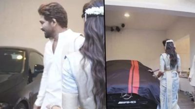 వీడియో వైరల్: స్నేహా రెడ్డికి ఖరీదైన బహుమతి ఇచ్చిన అల్లు అర్జున్..