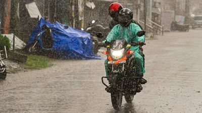 బంగాళాఖాతంపై మరింత విస్తరించిన ఆవర్తనం- ఏపీలోని ఈ జిల్లాల్లో వర్షాలు