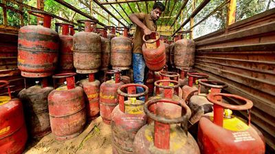 పెట్రోల్, గ్యాస్ సంక్షోభం తీవ్రం- కేంద్రమంత్రులతో ప్రత్యేకంగా కమిటీ ఏర్పాటు