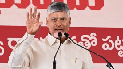 Chandrababu: ప్రజల మధ్యే అధికారులకు బాబు వార్నింగ్...! 1995ను గుర్తుచేస్తూ..!