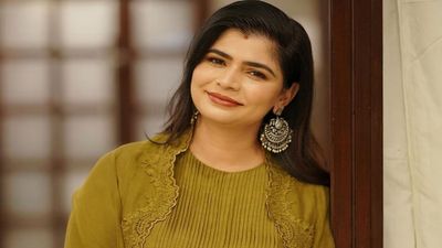 ఇండస్ట్రీలో స్టార్ హీరో.. పాలిటిక్స్ లోకి వచ్చి రేపిస్టులకు మద్దతు: చిన్మయి సంచలనం