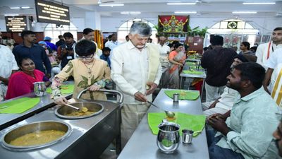 తిరుమలలో సీఎం చంద్రబాబుకు భక్తుల స్పెషల్ రిక్వెస్ట్, అక్కడే ఆదేశాలు..!!