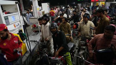 వంటగ్యాస్ రేట్లు పెరిగాయ్.. ఇక పెట్రోల్ వంతు: బంకుల్లో ఫుల్ క్రౌడ్