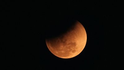 కేతుగ్రస్త చంద్ర గ్రహణం వేళ.. శాపగ్రస్తం