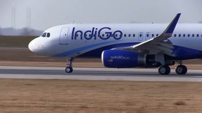 విశాఖ-ఢిల్లీ ఇండిగో ఫ్లైట్ లో తీవ్ర సాంకేతిక లోపంః ఎయిర్ పోర్ట్ లో ఫుల్ ఎమ‌ర్జెన్సీ విధింపు