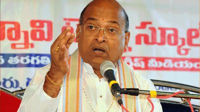 గరికపాటి వివాదం: పద్మశ్రీతో గౌరవిస్తే, దానికి సార్థకత తెచ్చేలా సలహాలు ఇవ్వాలి కానీ అవమానిస్తారా?