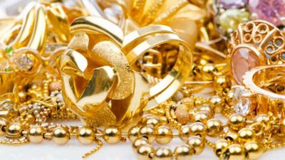 ఆశలు ఆవిరి చేస్తోన్న బంగారం ధరలు