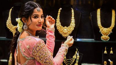 అధోగతి పాలవుతున్న బంగారం ధరలు