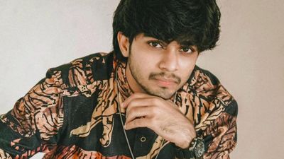 పాతికేళ్ల కుర్ర హీరోతో హన్సిక రొమాన్స్..  గర్ల్ ఫ్రెండ్ గా..