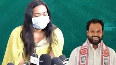 పవన్ కళ్యాణ్ కు హర్ష వీణ అల్టిమేటం.. న్యాయం చెయ్యకపోతే జరిగేదిదే.. షాకింగ్ వీడియో!