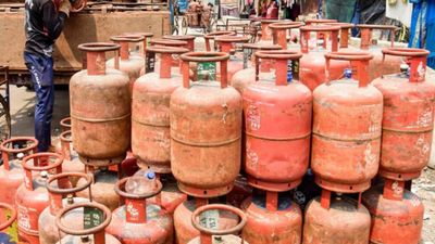 దేశంలో పెట్రోల్, గ్యాస్ స్టాక్.. రెండు నెలలే 