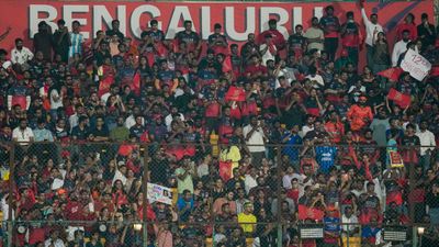 IPL మ్యాచ్‌లకు ఉచితంగా 3 టికెట్లు - కండీషన్స్ అప్లై..!!