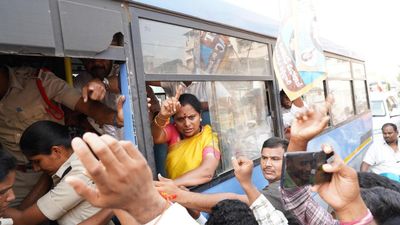 ఖమ్మంలో ఉద్రిక్తత.. కవిత అరెస్ట్..