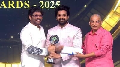 సవాల్ చేసి మరీ అవార్డు కొట్టాడయ్యా..!