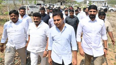 కేటీఆర్ చుట్టూ కొత్త వివాదం, ఏం జరుగుతోంది..!!