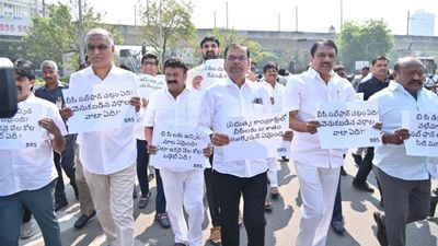 కేటీఆర్ చుట్టూ కొత్త వివాదం, ఏం జరుగుతోంది..!!