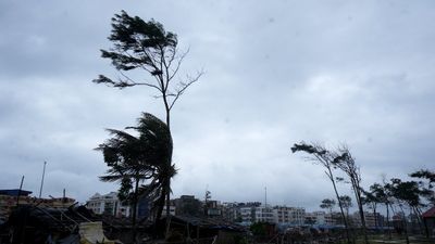 బంగాళాఖాతంపై ఉపరితల ద్రోణి- ఏపీకి వర్ష సూచన