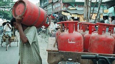 ప్రతీ ఇంటికీ రెండు ఫ్రీ గ్యాస్ సిలెండర్లు-ఇరాన్ వార్ వేళ సర్కార్ ఆఫర్..!