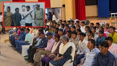 గన్ పట్టుకున్న సీఎం, లొంగిపోయిన 130 మంది మావోయిస్టులు