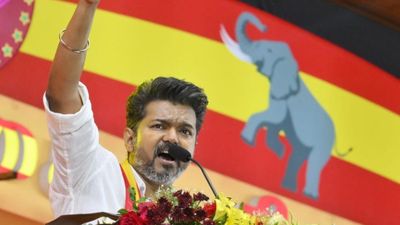 ఎన్నికల బరిలో స్టార్ దర్శకుడుః విజయ్ వద్దనుకున్న చోట..