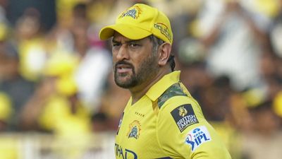 సీఎస్కే ఫ్యాన్స్కు బిగ్ షాక్.. ధోనీకి ఏమైంది? (వీడియో)