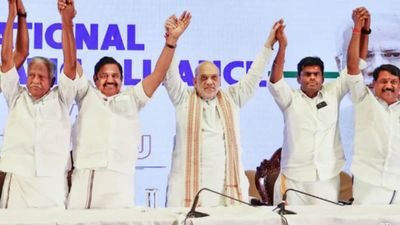తమిళనాడులో NDA సీట్ల పంపకాల్లో బిగ్ ట్విస్ట్, విజయ్ కు గోల్డెన్ ఛాన్స్..!!