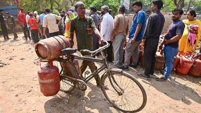 ఇకపై నెలకు రెండు సిలిండర్లే..కొత్త బుకింగ్ రూల్స్